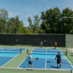 Comment vérifier qu’une entreprise maîtrise les normes construction court de tennis ?