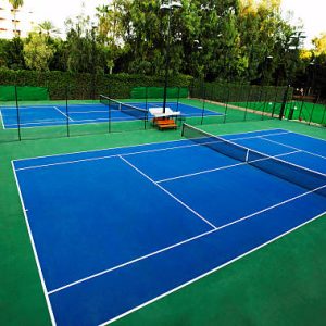 Les démarches administratives et les normes locales ont-elles un impact sur le prix construction terrain de padel ?