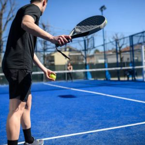 Comment un constructeur court de pickleball assure-t-il la stabilité du sol avant la pose du revêtement ?