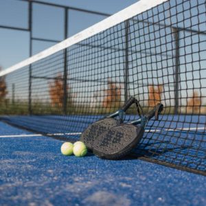 Le prix construction terrain de padel est-il plus élevé dans les grandes villes que dans les zones rurales ?