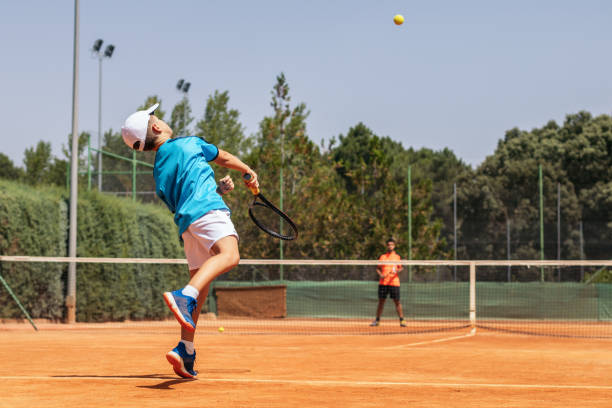 Comment choisir les équipements périphériques avant de faire construire un terrain de tennis destiné à la compétition ?