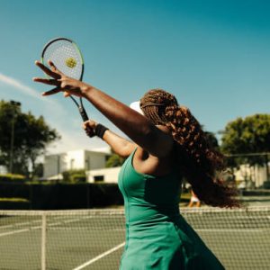 Comment améliorer la résistance d’une construction court de padel face au vent ?