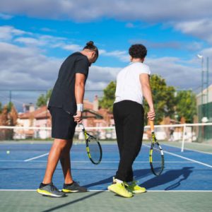 Le prix construction terrain de tennis comprend-il une garantie de maintenance après les travaux ?