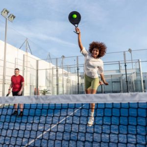 À quelle fréquence un constructeur court de pickleball recommande-t-il l’entretien du revêtement ?