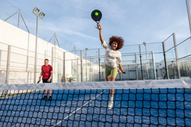 Quels avis consulter avant une rénovation court de tennis ?