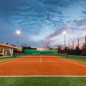 Comment adapter une construction terrain de tennis dans une région soumise à de fortes pluies ?