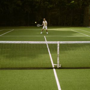 Quelles autorisations administratives faut-il obtenir avant de lancer une construction court de tennis béton poreux à Toulon ?
