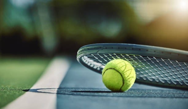 Quels accessoires complémentaires recommande généralement un constructeur court de pickleball ?
