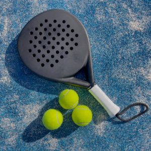 Un constructeur court de pickleball fournit-il les équipements nécessaires à la pratique du jeu ?