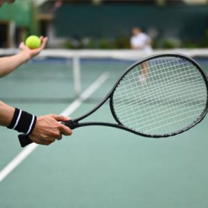 Quel entretien faut-il prévoir après une construction court de tennis béton poreux à Toulon pour garder une surface propre, stable et confortable ?