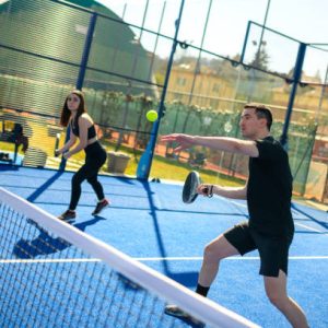 Pourquoi installer un terrain de padel chez soi ou dans un complexe sportif ?