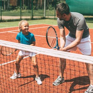 Les délais de réalisation et les coûts d’entretien futur sont-ils pris en compte dans un devis construction terrain de tennis ?