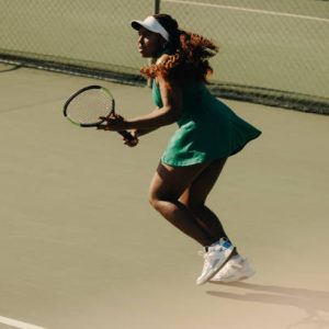 Quelles contraintes prévoir pour une construction terrain de tennis en climat chaud ?