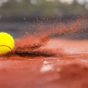 Quelles contraintes techniques faut-il anticiper lors d’une construction court de tennis terre battue à Montpelier sur un terrain en pente ?