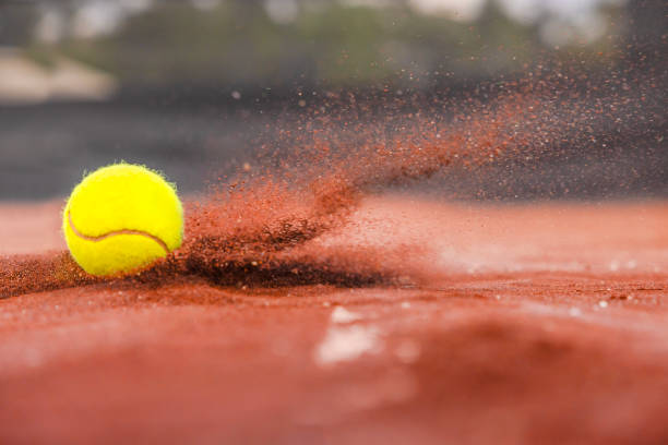 Quelles contraintes techniques faut-il anticiper lors d’une construction court de tennis terre battue à Montpelier sur un terrain en pente ?