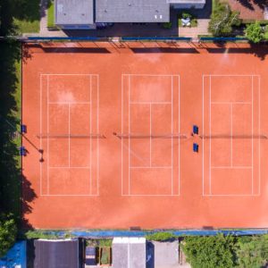 Une construction court de tennis terre battue à Montpelier nécessite-t-elle une déclaration préalable ou un permis selon le projet envisagé ?