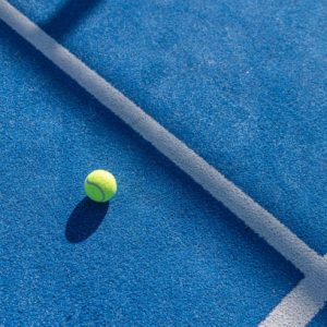 Comment un constructeur court de padel accompagne-t-il les démarches administratives locales ?