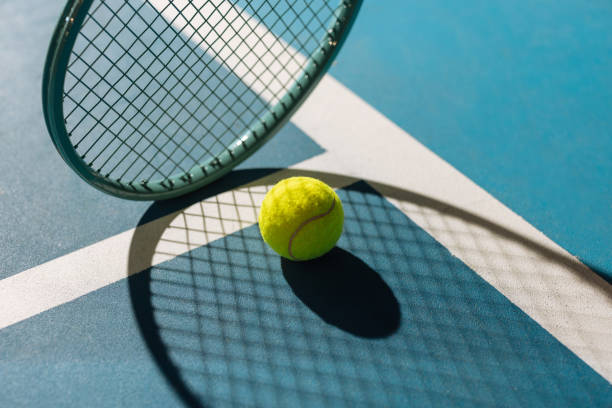Quels sont les délais annoncés par les entreprises de construction court de tennis ?